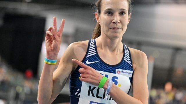 3000-Meter-Siegerin Hanna Klein trug bei den deutschen Leichtathletik-Meisterschaften ein gelb-blaues Armband.