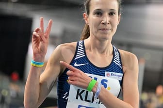 3000-Meter-Siegerin Hanna Klein trug bei den deutschen Leichtathletik-Meisterschaften ein gelb-blaues Armband.