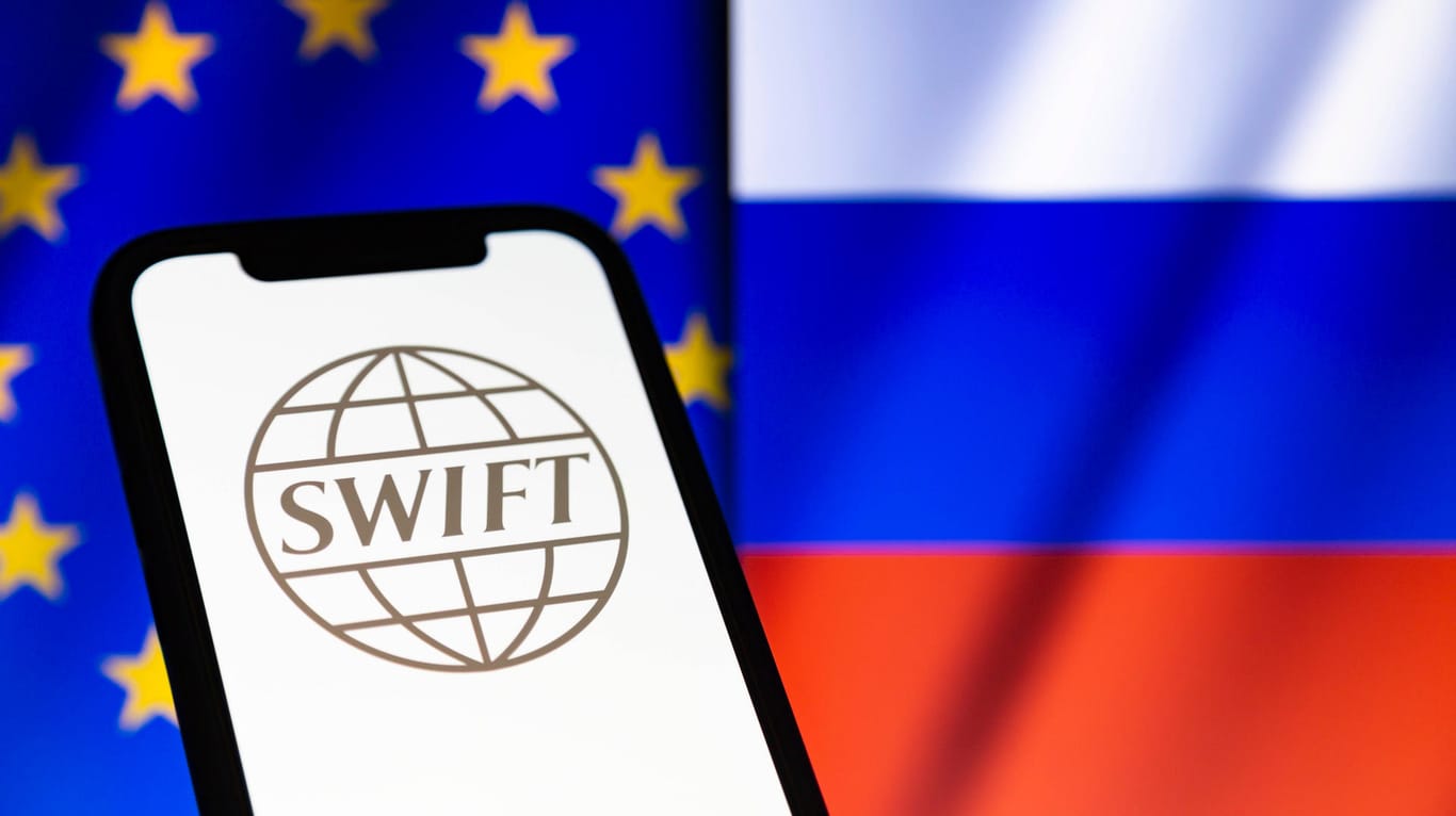 Logo der "Society for Worldwide Interbank Financial Telecommunication": Kryptowährungen könnten Putin helfen, Sanktionen zu vermeiden.