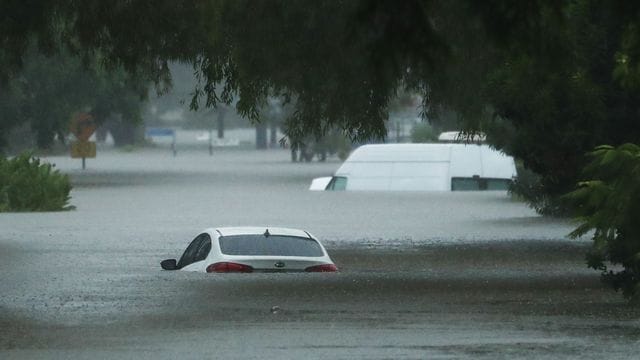 Seit Tagen anhaltende Regenfälle haben die Pegelstände vielerorts im Nordosten Australiens weiter in die Höhe getrieben. Seit Tagen anhaltende Regenfälle haben die Pegelstände vielerorts im Nordosten Australiens weiter in die Höhe getrieben.