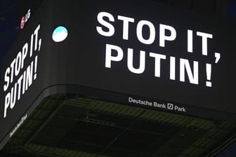 Beim Bundesliga-Spiel Eintracht Frankfurt gegen den FC Bayern München wurden auf dem Videowürfel die Worte "Stop it, Putin!" eingeblendet.