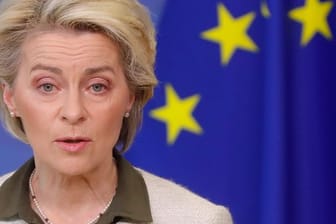 Nach Angaben von EU-Kommissionspräsidentin Ursula von der Leyen finanziert die Europäische Union erstmlas den Kauf und die Lieferung von Waffen an ein Land, das angegriffen wird.