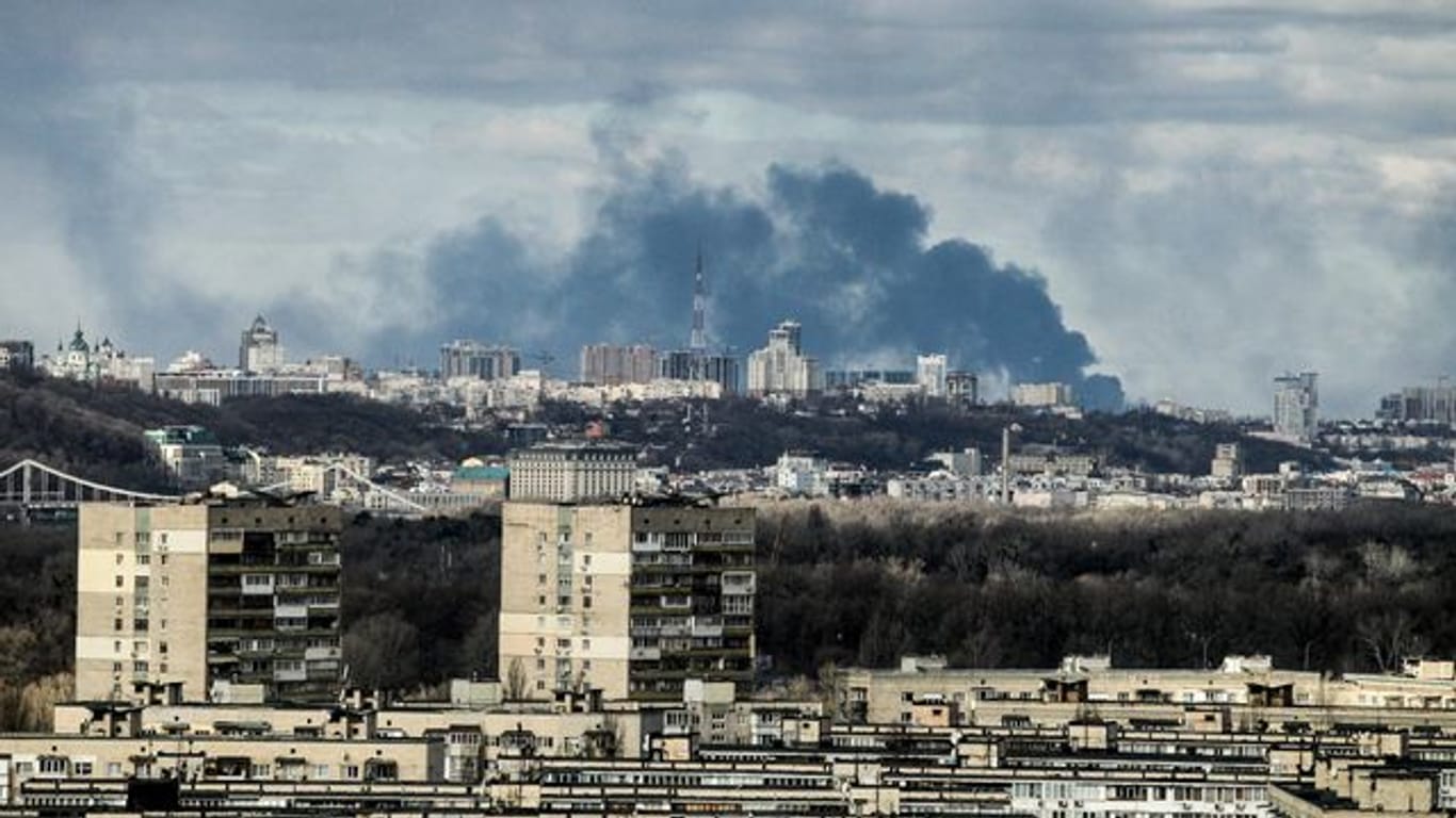 Rauch steigt am Morgen über dem Teil der ukrainischen Hauptstadt Kiew auf, der am rechten Ufer des Dnipro liegt.