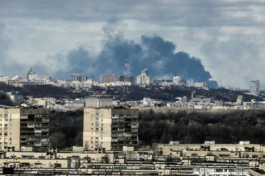 Rauch steigt am Morgen über dem Teil der ukrainischen Hauptstadt Kiew auf, der am rechten Ufer des Dnipro liegt.