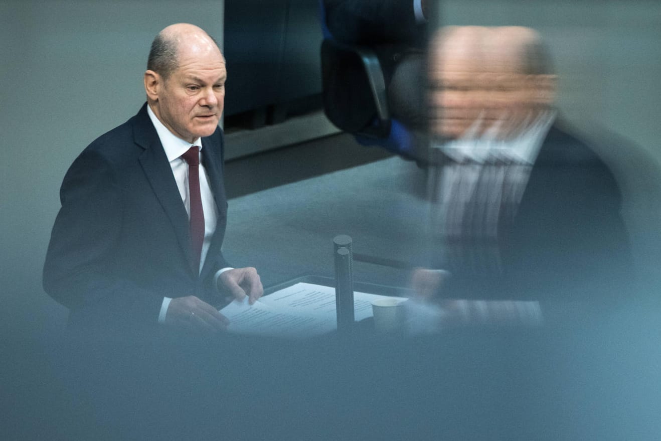 Kanzler Olaf Scholz im Bundestag: Er kündigte eine massive Erhöhung der deutschen Rüstungsausgaben an.