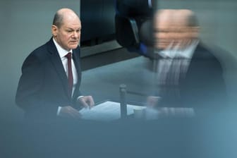 Kanzler Olaf Scholz im Bundestag: Er kündigte eine massive Erhöhung der deutschen Rüstungsausgaben an.
