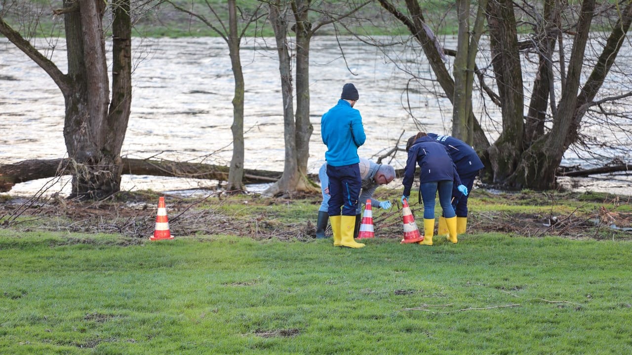 Ermittler am Fundort: Die Knochen wurden verteilt am Ufer der Lenne, einem Nebenfluss der Ruhr, entdeckt. Ermittler am Fundort: Die Knochen wurden verteilt am Ufer der Lenne, einem Nebenfluss der Ruhr, entdeckt.