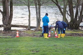 Ermittler am Fundort: Die Knochen wurden verteilt am Ufer der Lenne, einem Nebenfluss der Ruhr, entdeckt.