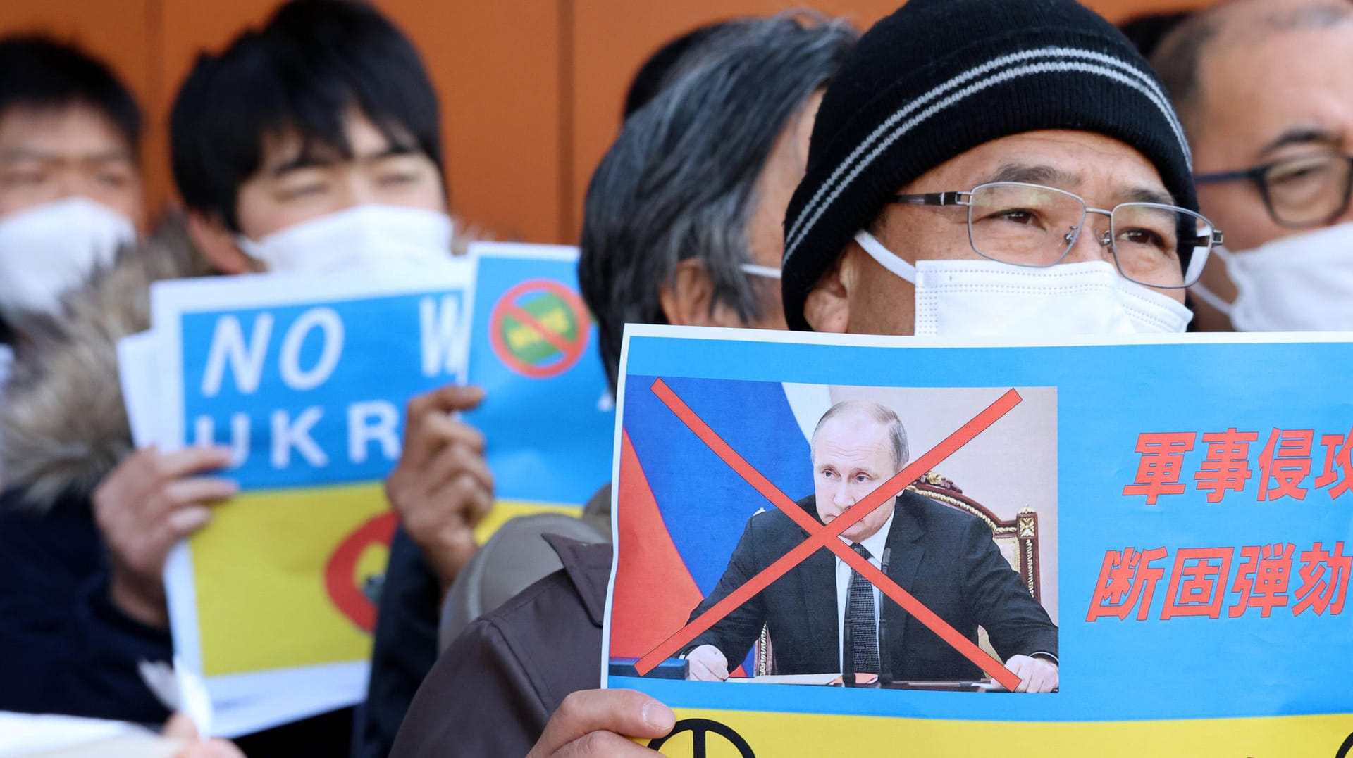 Proteste in Tokio gegen den Krieg in der Ukraine: Auch Japan schließt sich den harten Sanktionen gegen Russland nun an. Putin ist damit zunehmend isoliert in der internationalen Gemeinschaft, Proteste in Tokio gegen den Krieg in der Ukraine: Auch Japan schließt sich den harten Sanktionen gegen Russland nun an. Putin ist damit zunehmend isoliert in der internationalen Gemeinschaft,