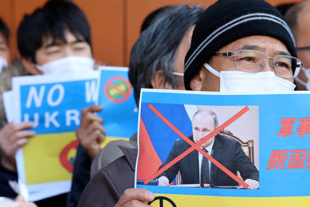 Proteste in Tokio gegen den Krieg in der Ukraine: Auch Japan schließt sich den harten Sanktionen gegen Russland nun an. Putin ist damit zunehmend isoliert in der internationalen Gemeinschaft,