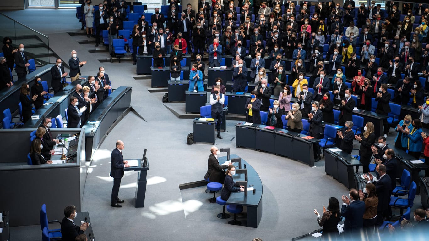 Die Rede von Olaf Scholz zum Ukraine-Krieg löste zahlreiche Reaktionen im Plenarsaal aus.
