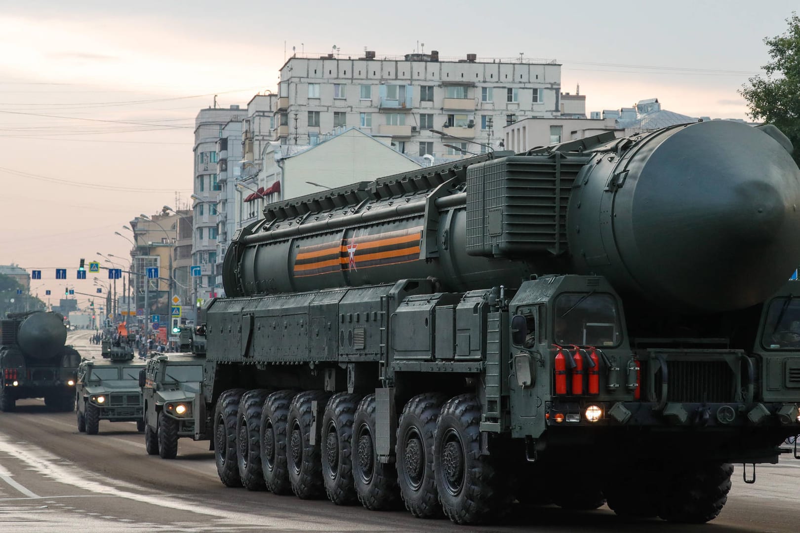 Eine ballistische RS-24 Interkontinentalrakete, die auf einem gepanzerten Tigr-M Transportfahrzeug befestigt ist, fährt nach der Militärparade zum 75. Jahrestag des Ende des Zweiten Weltkrieg durch Moskau.