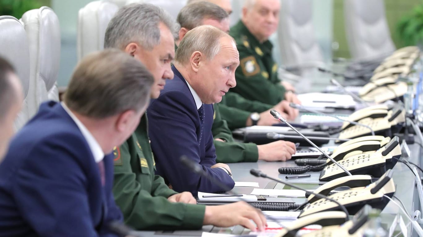 26. Dezember 2018: Den abschließenden Test einer Awangard-Rakete verfolgte Wladimir Putin an der Seite von Verteidigungsminister Sergej Schoigu (2.v.l.).