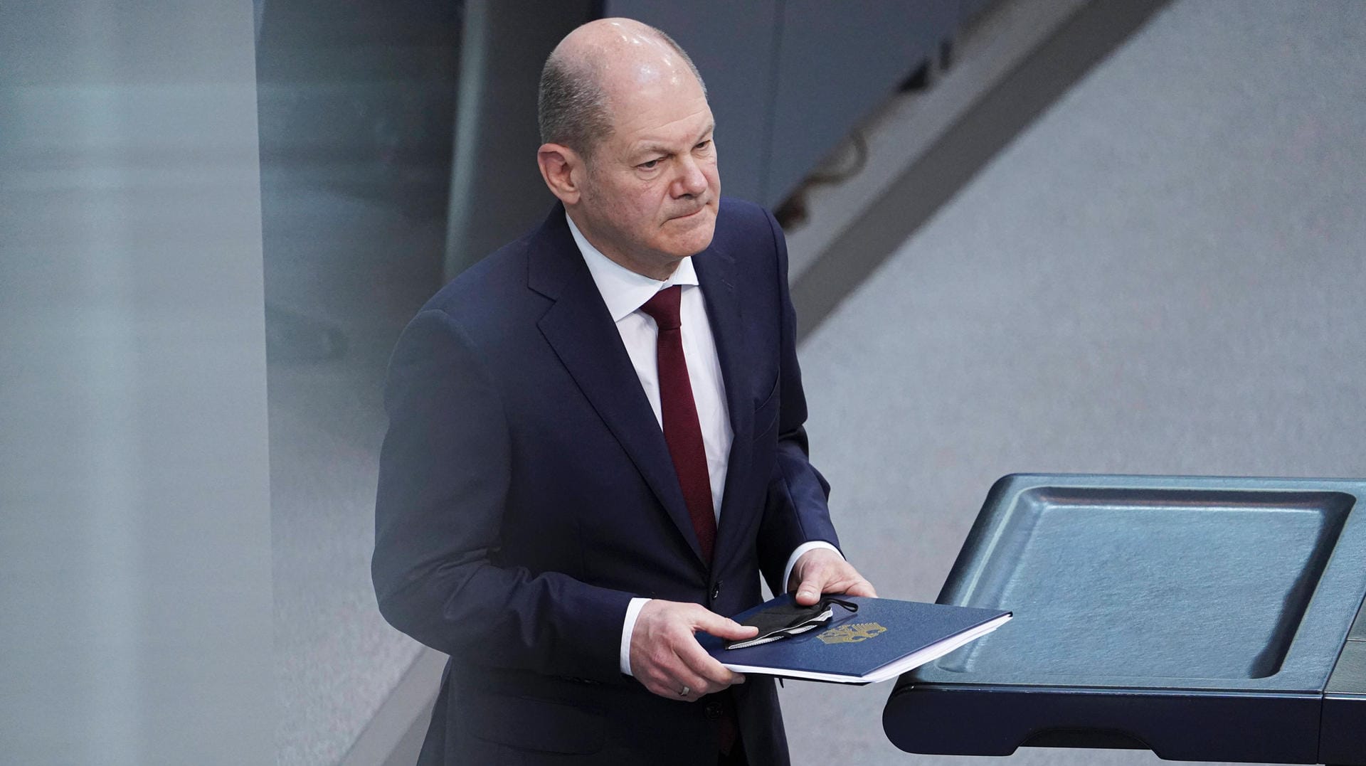 Olaf Scholz verlässt das Rednerpult: Mit seiner Rede hat er einen Kurswechsel in verschiedenen Politikfeldern eingeleitet.