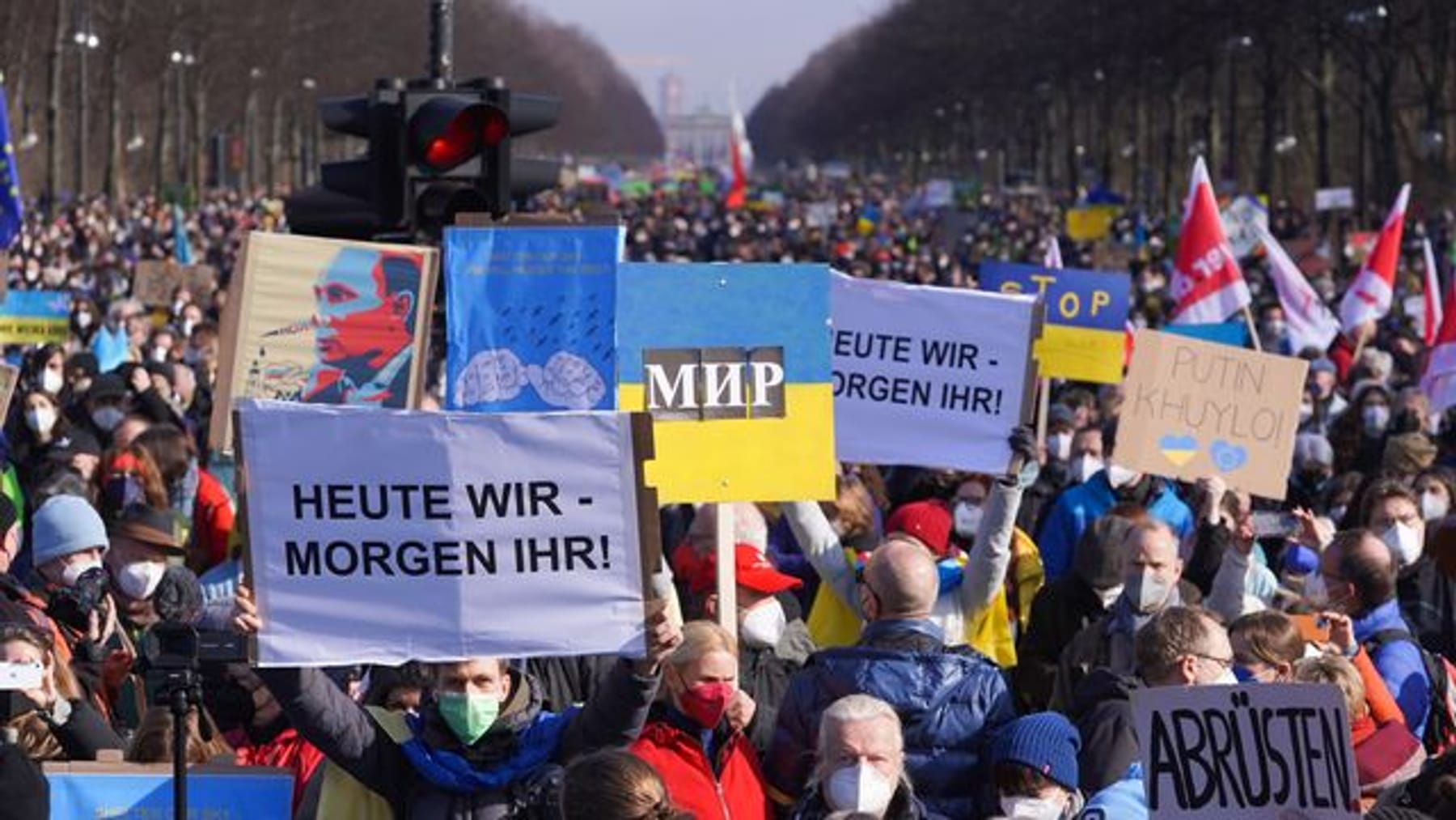 Mehr Als Hunderttausend Bei Demo Gegen Ukraine-Krieg