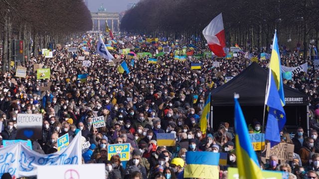 Zehntausende Menschen demonstrieren in Berlin gegen den russischen Angriff auf die Ukraine. Zehntausende Menschen demonstrieren in Berlin gegen den russischen Angriff auf die Ukraine.