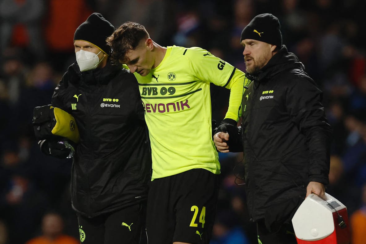 Gestützt vom Feld: Thomas Meunier bei seiner Auswechslung in der Europa League.