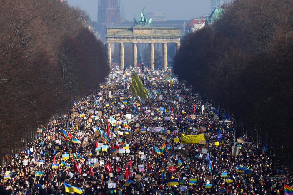 Vor dem Brandenburger Tor stehen die Menschen dicht an dicht: Die Demonstranten fordern ein Ende des Kriegs.
