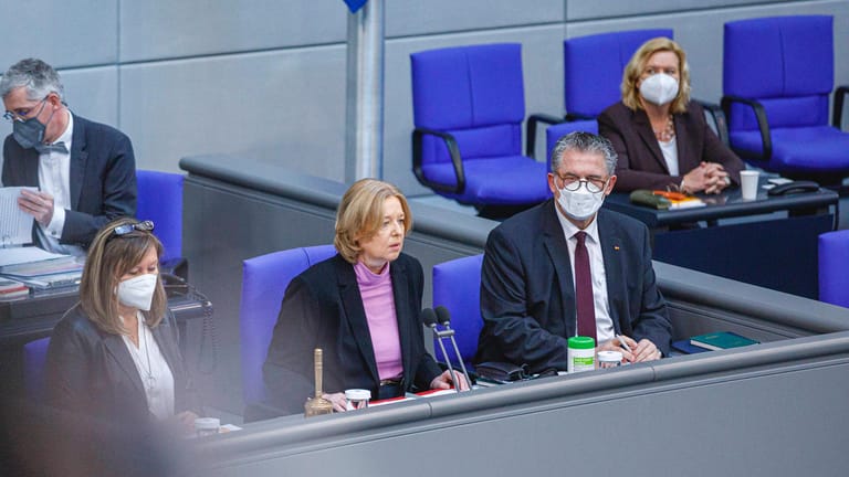 Bärbel Bas: Die Bundestagspräsidentin hat die Sondersitzung des Deutschen Bundestages eröffnet.