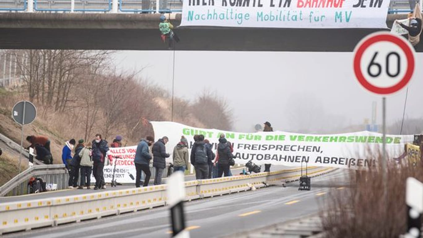 Demonstration von "Verkehrswende-Aktivisten" auf A20
