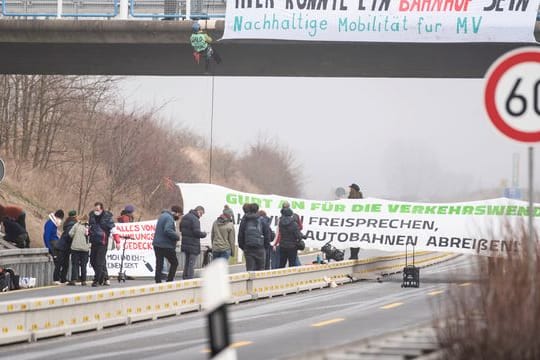 Demonstration von "Verkehrswende-Aktivisten" auf A20