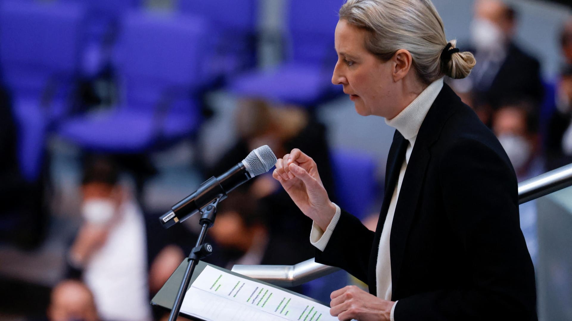 Alice Weidel: Die AfD-Fraktionschefin hielt ihre Rede offenbar wegen der im Plenum geltenden 2G-Plus-Coronaregel von der Tribüne des Bundestags.
