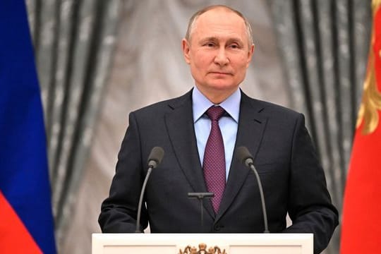 Der russische Präsident Wladimir Putin hat angewiesen, die Abschreckungswaffen der Atommacht in Alarmbereitschaft zu versetzten.