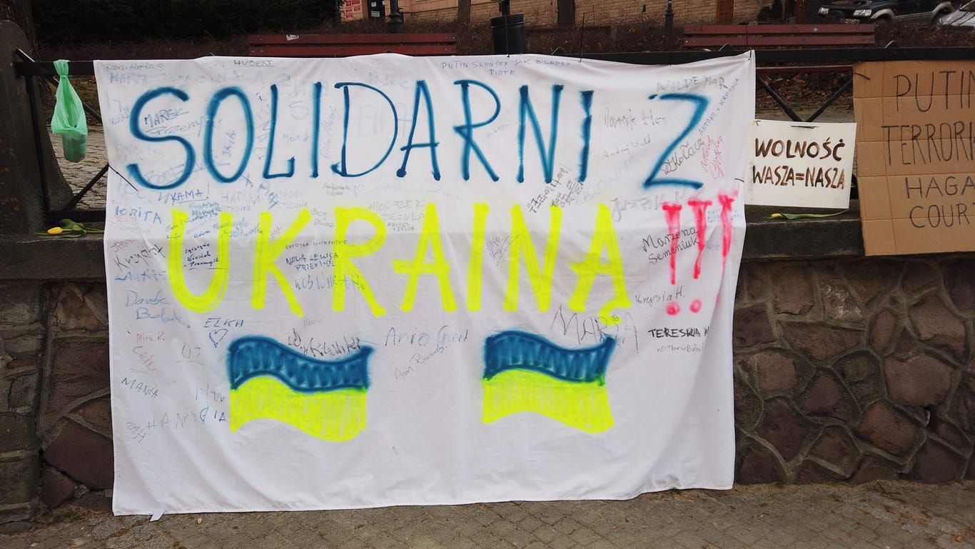 In der Innenstadt von Przemyśl haben die Bewohner ein Banner mit der Aufschrift "Solidarität mit der Ukraine" aufgehängt, in der Tüte daneben gibt es Stifte. Jeder, der möchte kann unterschreiben.
