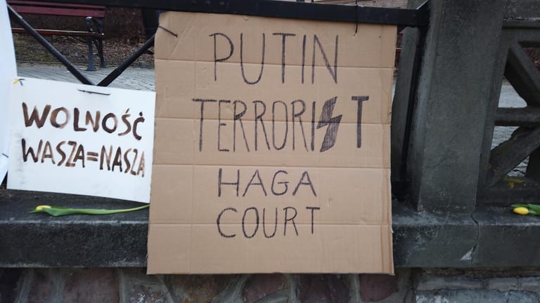 Die Menschen in Przemyśl verurteilen das Verhalten des russischen Präsidenten Wladimir Putin. In ihren Augen ist er ein Terrorist und gehört vor den Internationalen Gerichtshof in Den Haag, wie dieses Plakat zeigt.