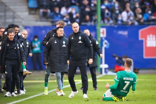 Bremens Marvin Ducksch (r) feiert sein Tor zum 3:1 gegen den HSV.