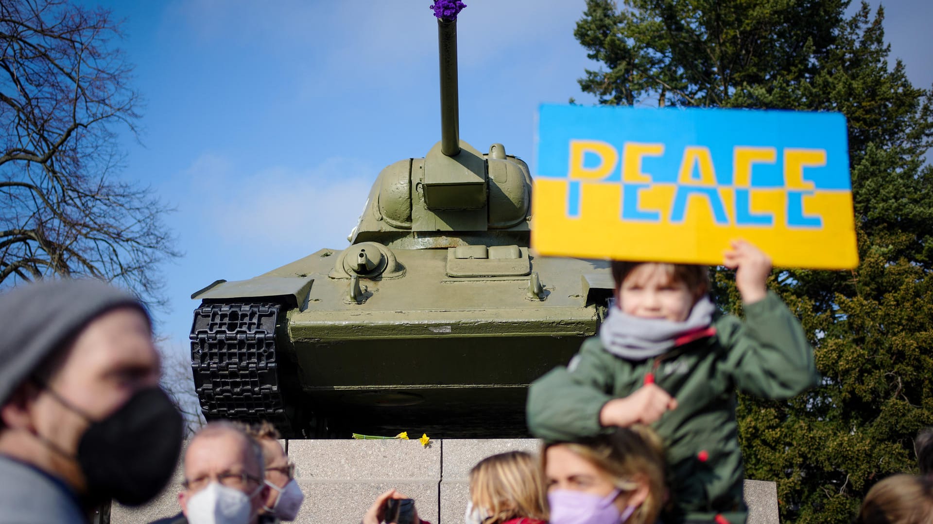 Demo-Teilnehmer an der Berliner Gedenkstätte für die getöteten sowjetischen Soldaten im Zweiten Weltkrieg: Dort steht ein sowjetischer Panzer vom Typ T34.