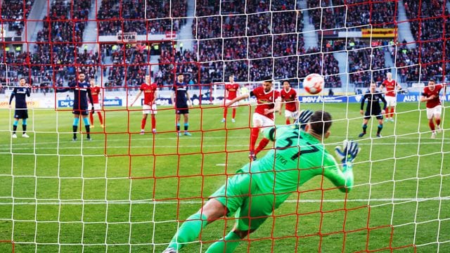 Hertha-Keeper Marcel Lotka machte gegen den SC Freiburg ein starkes Spiel. Hertha-Keeper Marcel Lotka machte gegen den SC Freiburg ein starkes Spiel.