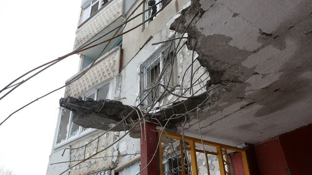 Ein beschädigtes Gebäude in der Stadt Charkow während der russischen Invasion in die Ukraine. Ein beschädigtes Gebäude in der Stadt Charkow während der russischen Invasion in die Ukraine.