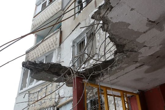 Ein beschädigtes Gebäude in der Stadt Charkow während der russischen Invasion in die Ukraine.