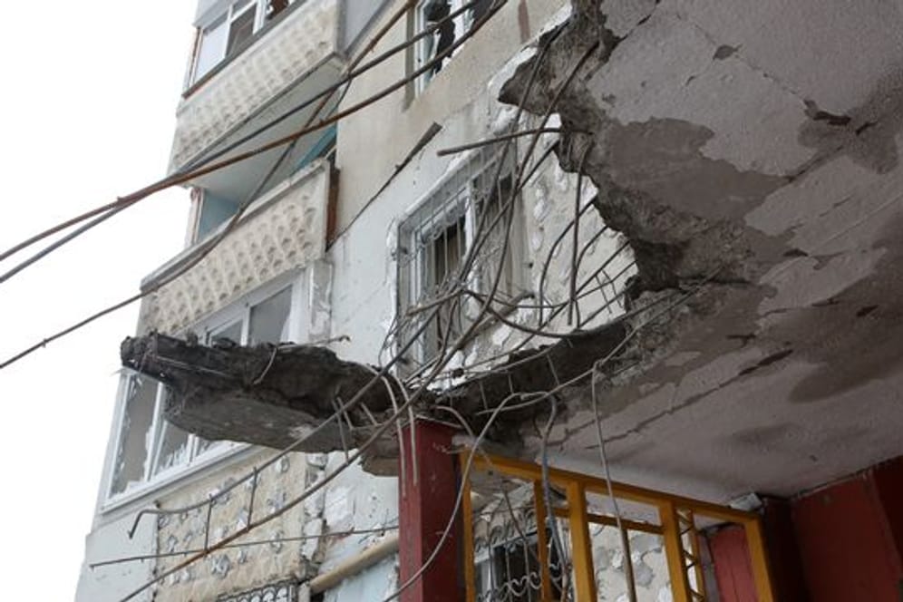 Ein beschädigtes Gebäude in der Stadt Charkow während der russischen Invasion in die Ukraine.