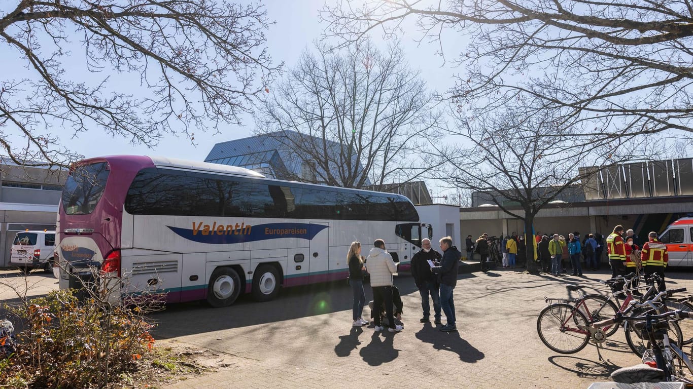 Wentzingerhalle, Freiburg: Nach ihrer Flucht in mehreren Bussen werden die Kinder und Betreuer vorerst gemeinsam in einer Sporthalle untergebracht.
