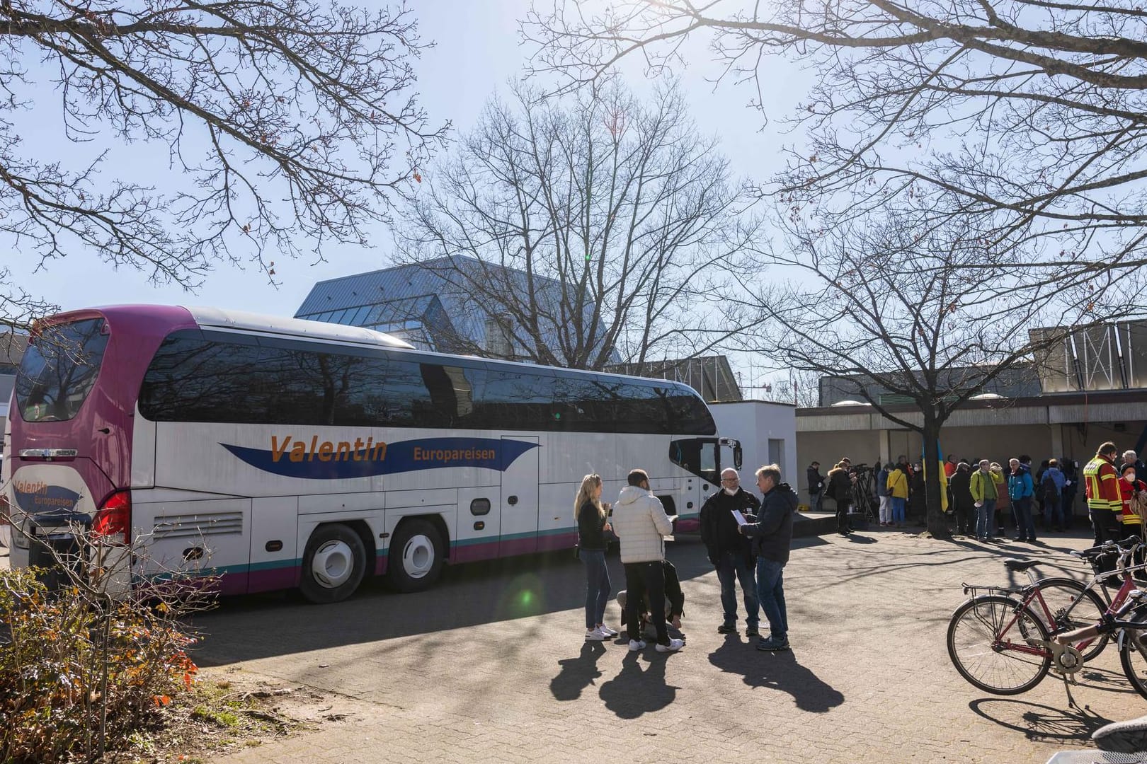 Wentzingerhalle, Freiburg: Nach ihrer Flucht in mehreren Bussen werden die Kinder und Betreuer vorerst gemeinsam in einer Sporthalle untergebracht.