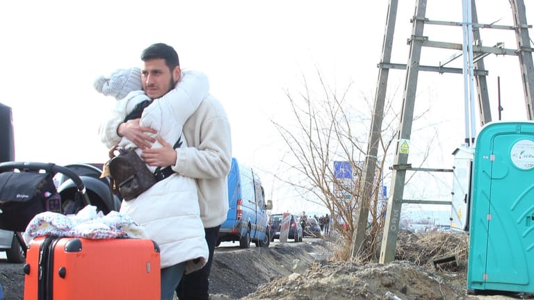 Abschiedsszene an der Grenze: Für viele Familie geht es von hier getrennt weiter, die Väter gehen in die Ukraine zurück.