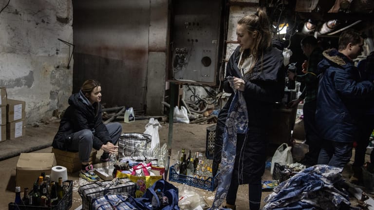 Freiwillige in einem Bunker in Kiew: Viele Menschen flüchteten aus dem Land, andere suchen Zuflucht in Bunkern, Kellern und Tiefgaragen.