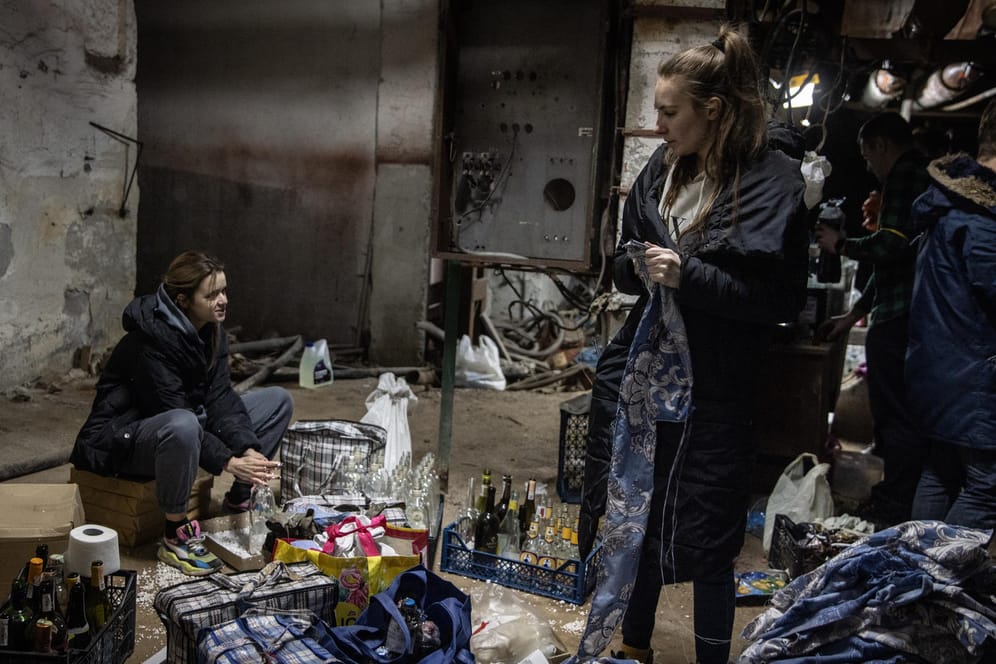 Freiwillige in einem Bunker in Kiew: Viele Menschen flüchteten aus dem Land, andere suchen Zuflucht in Bunkern, Kellern und Tiefgaragen.