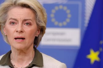 Ursula von der Leyen: Im Kampf gegen russische Propaganda werden die russischen Staatssender RT und Sputnik in der EU verboten.