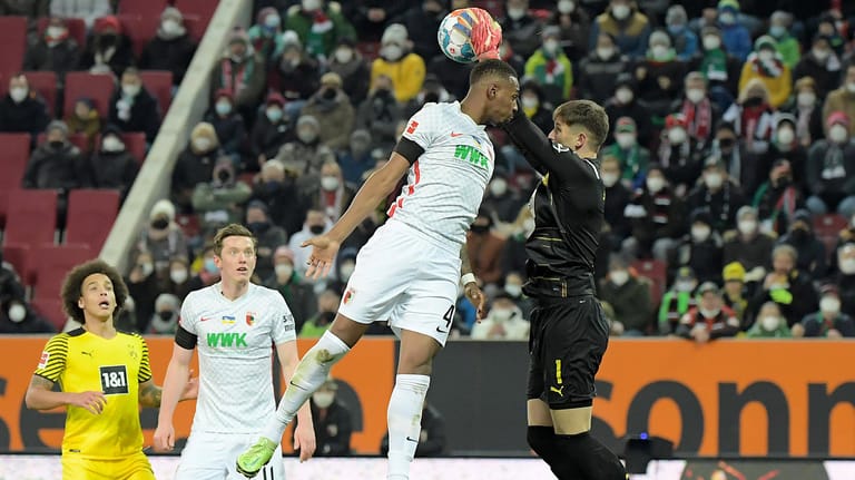 Nachgesetzt: Augsburgs Oxford (l.) steigt gegen BVB-Keeper Kobel zum Kopfball hoch.