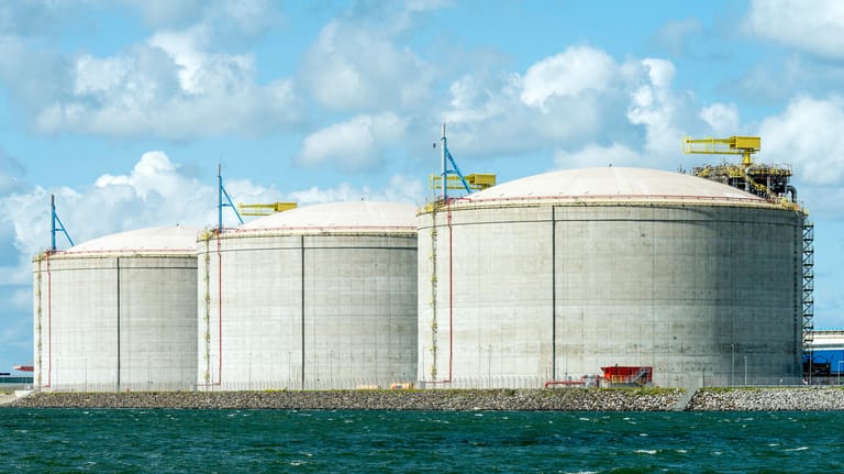 Flüssigerdgas-Speicher im Hafen von Rotterdam: Für den Transport auf Frachtschiffen wird das Erdgas verflüssigt und an den Aufnahmestellen wieder in Gasform umgewandelt.