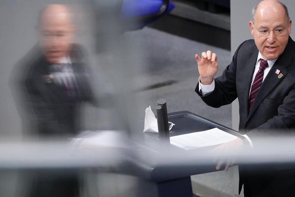 Gregor Gysi: Der Linkenpolitiker distanziert sich von Putin.