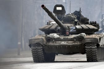 Ein russischer Panzer in der Ukraine: Größere ukrainische Städte konnte Russland bisher nicht einnehmen.