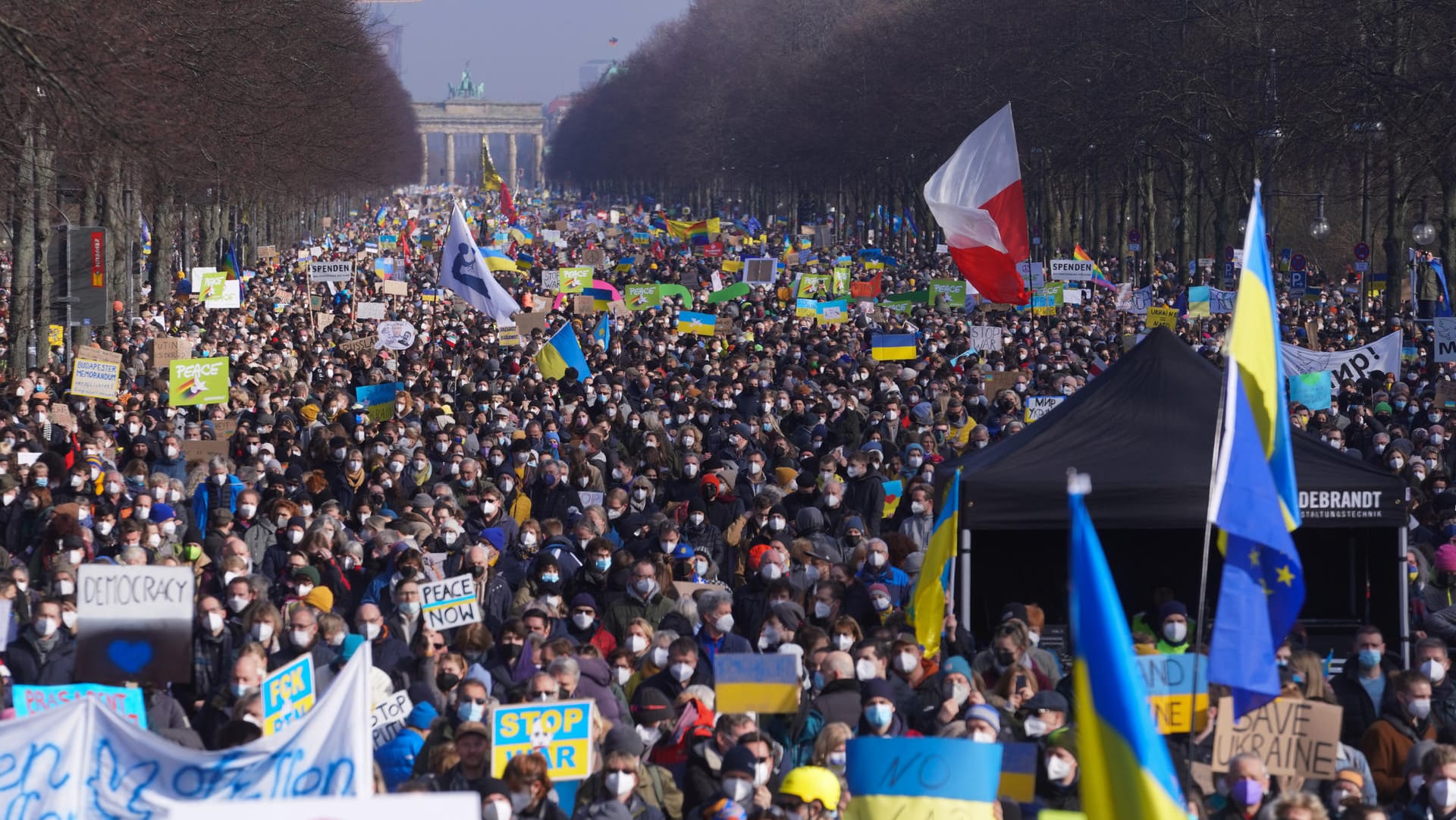 Starkes Zeichen: Zehntausende Menschen haben gestern in Berlin gegen den russischen Angriff demonstriert.