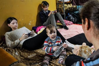 Familie in einem Luftschutzbunker in Kiew: Zivilisten können die Stadt aufgrund der russischen Truppen derzeit nicht mehr verlassen.