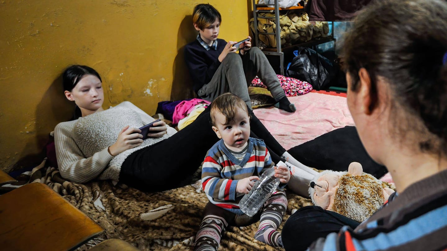 Familie in einem Luftschutzbunker in Kiew: Zivilisten können die Stadt aufgrund der russischen Truppen derzeit nicht mehr verlassen. Familie in einem Luftschutzbunker in Kiew: Zivilisten können die Stadt aufgrund der russischen Truppen derzeit nicht mehr verlassen.