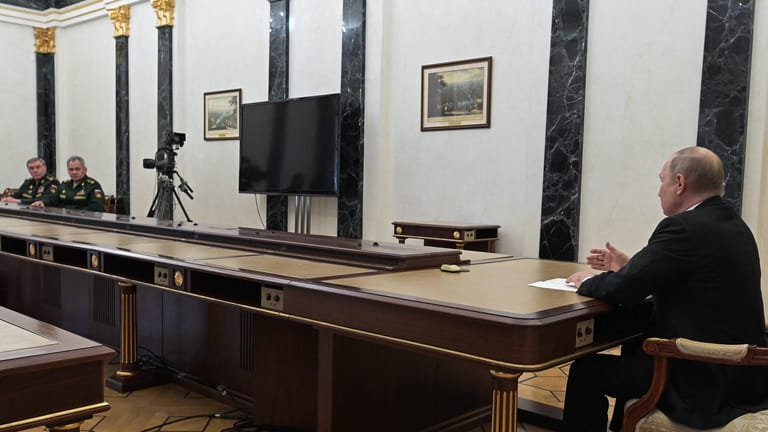 Kleiner Mann, großer Tisch: Wladimir Putin (r.) hat Angst vor Corona. Seinen Generälen, Walery Gerassimow und Verteidigungsminister Sergej Schoigu (2.v.l.) befahl er nun, vorsorglich schon mal die Atomwaffen bereitzuhalten.