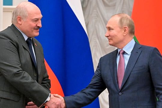 Kremlchef Wladimir Putin (r) mit Alexander Lukaschenko, Präsident von Belarus, bei einer gemeinsamen Pressekonferenz.